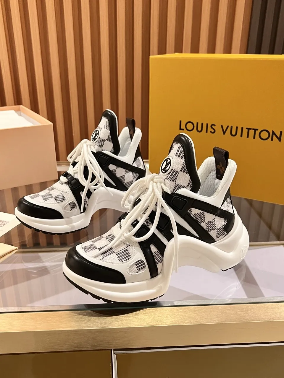 👟👟Ex-factory price 800👟👟 2025 new LV fancy black and white diamond model, high-end and elegant, showing long legs, casual sports dad shoes with heel height of about 5.5cm, 35-41
